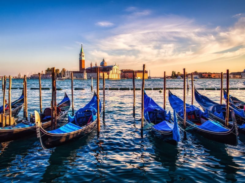 Gondolas_sunset_Venice_uhd